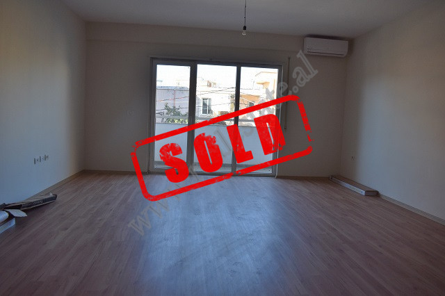 
Apartament per shitje prane fushes se Ali Demit, ne Tirane.
Shtepia eshte e pozicionuar ne katin 